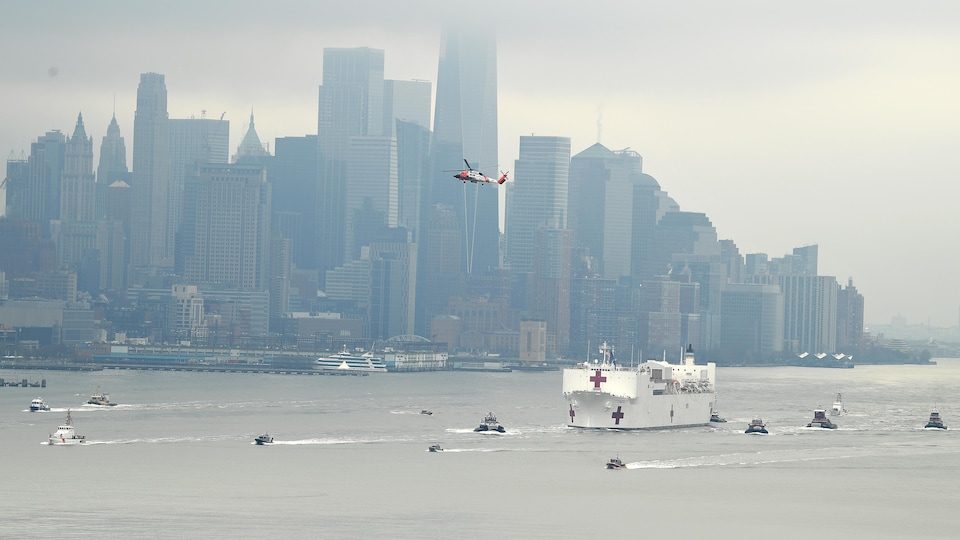 Un navire-hôpital escorté sur le fleuve Hudson près de la ville de New York.
