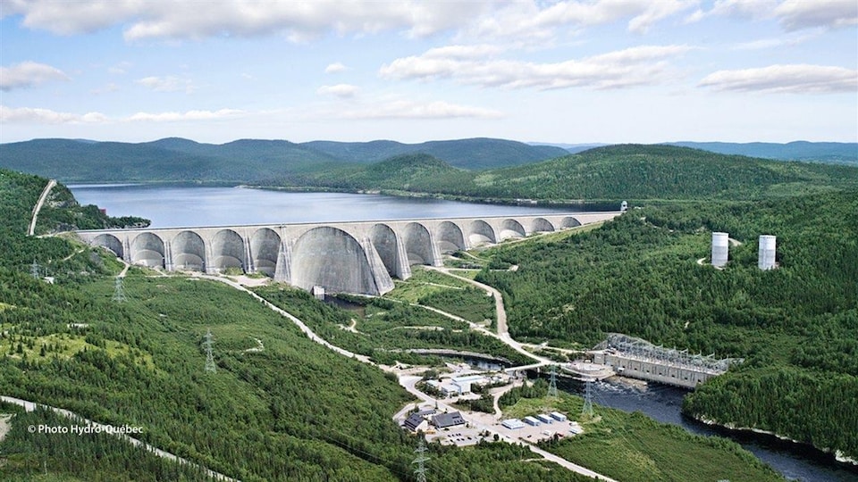La centrale Manic-5, la centrale Manic-5-PA et le barrage Daniel-Johnson font partie du vaste complexe Manic aux outardes.