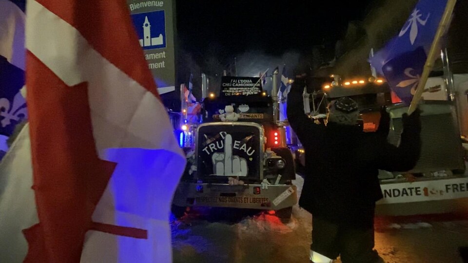 Des camions avec un drapeau du Canada.