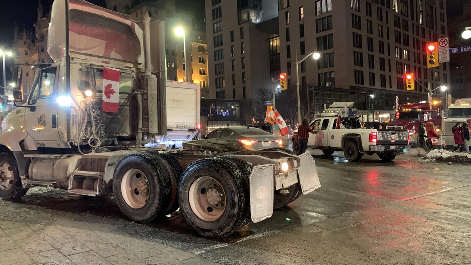 Des camions dans la rue. 