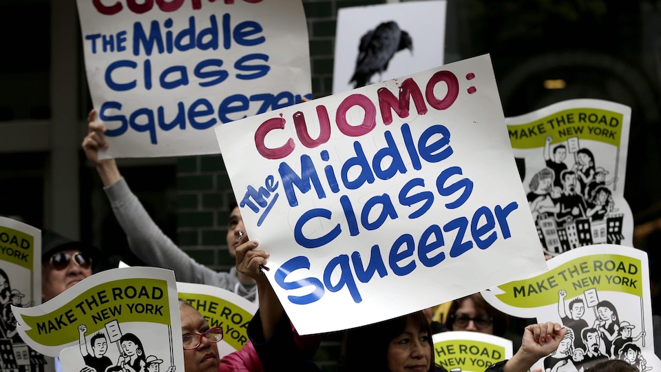 Une manifestation contre les politiques d'Andrew Cuomo en matière de logement, en 2015. 