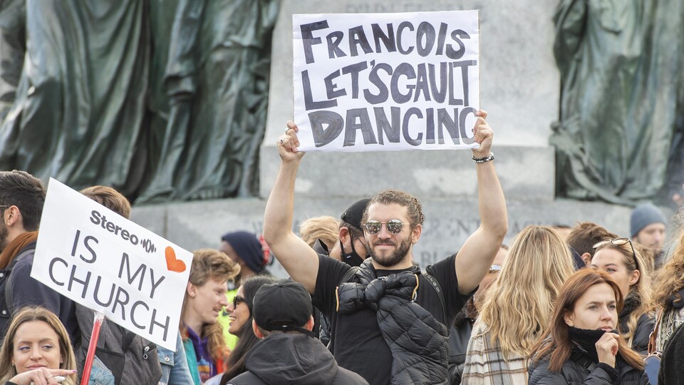 Des manifestants brandissant des pancartes.
