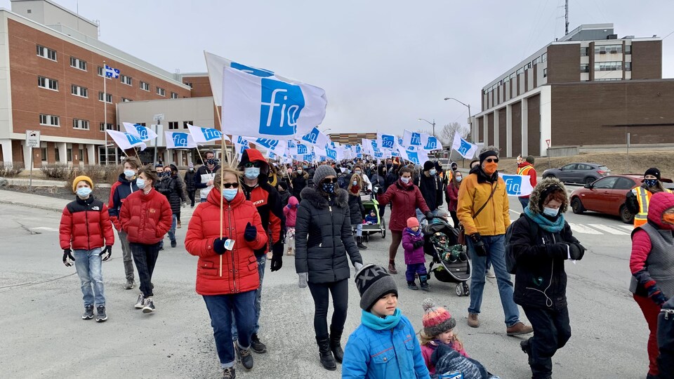 Des citoyens manifestent dans la rue