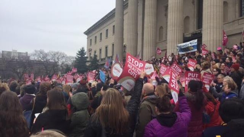 600 infirmières manifestent devant le palais législatif du Manitoba