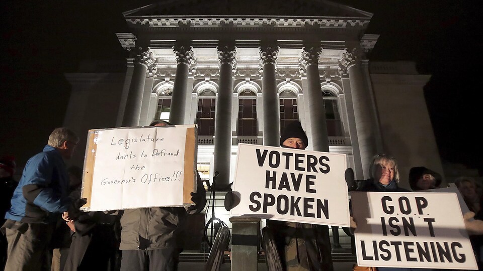 Des manifestants devant la législature d'État de Madison, au Wisconsin.