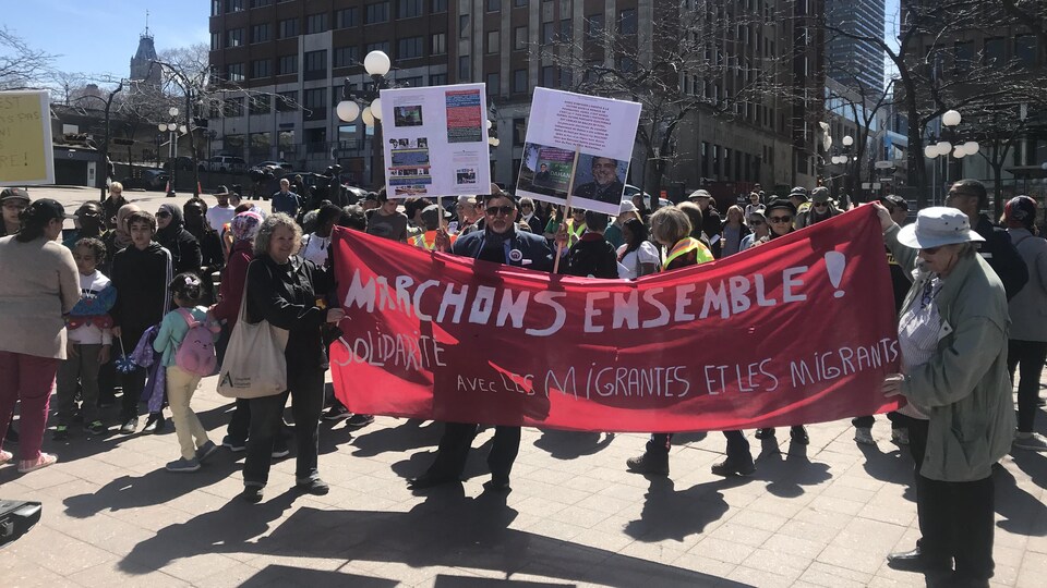 Des dizaines de personnes ont manifesté à Québec contre le racisme.