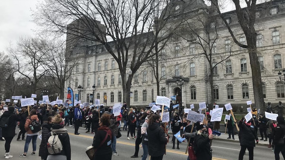 Des centaines de membres du personnel de soutien dans les écoles ont manifesté près de l'Assemblée nationale, mardi matin.