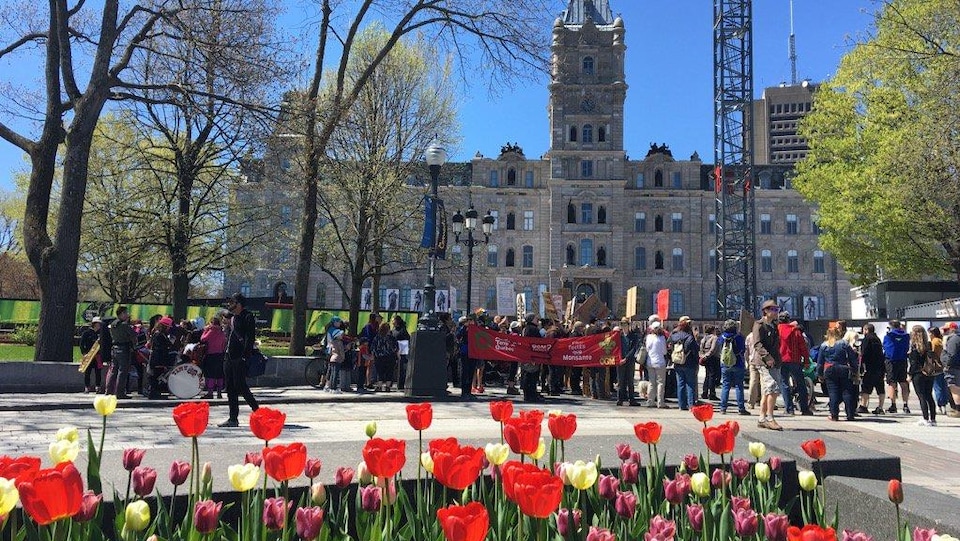 Une centaine de manifestants étaient rassemblés devant le parlement, à Québec.
