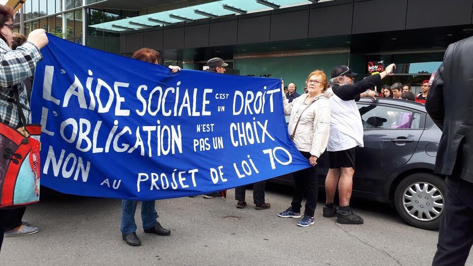 Des manifestants étaient réunis devant le ministère du Travail à Québec.