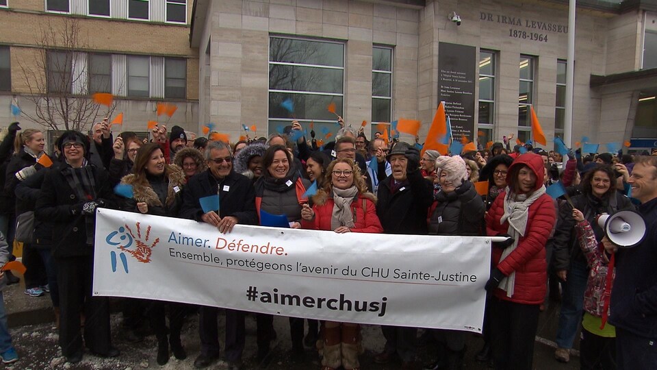 Manifestation devant le CHU Sainte-Justine. Au premier plan, Marguerite Blais et Claude Castonguay.