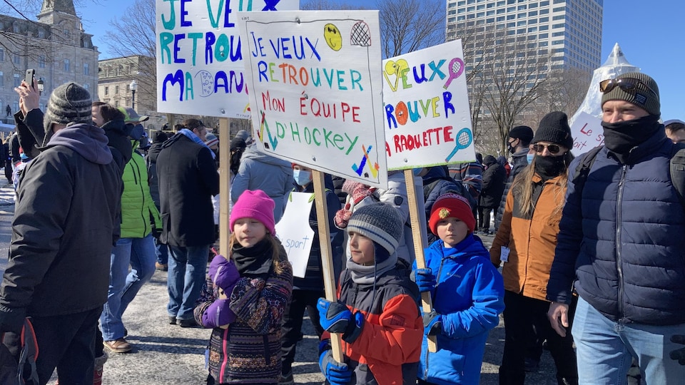 Des jeunes demandent le retour des sports devant l'Assemblée nationale.