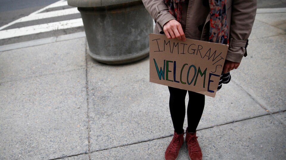 « Bienvenue aux immigrants », lit-on sur une pancarte durant une manifestation contre le nouveau décret sur l'immigration à Washington, le 7 mars 2017.