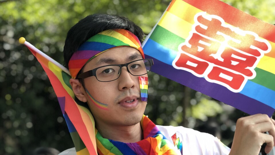 Un manifestant lors du défilé de la fierté gaie à Taïwan