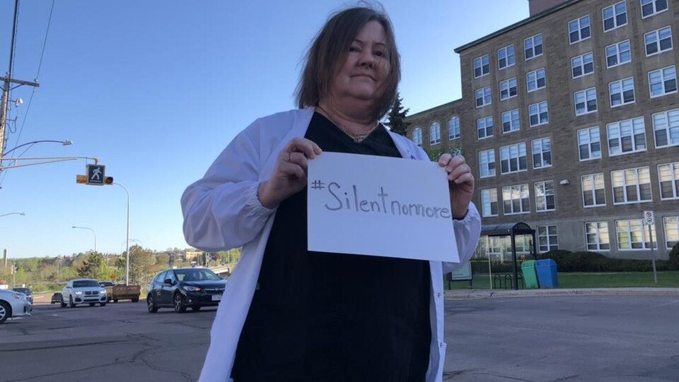 Une manifestante à une marche contre la violence dont sont victimes les infirmières et les femmes.
