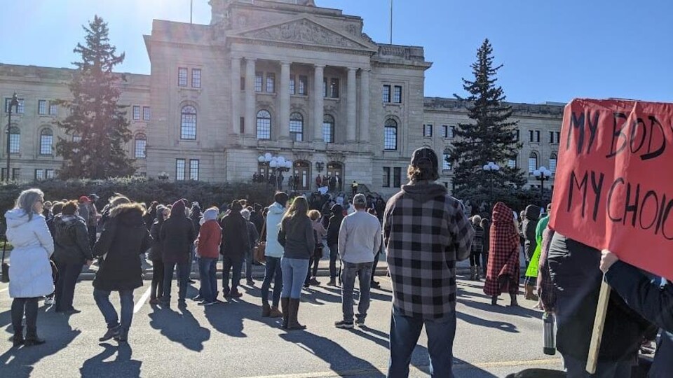 Une foule regroupée devant le Palais législatif de la Saskatchewan.