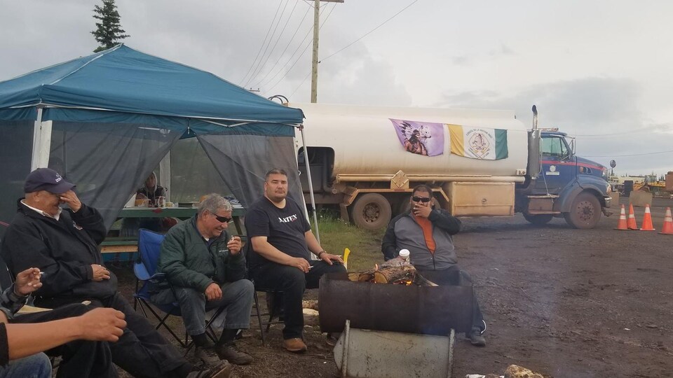 Des manifestants innus campent aux abords des installations de Tata Steel près de Schefferville.