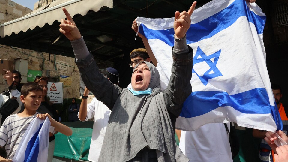 A woman raised her hand.