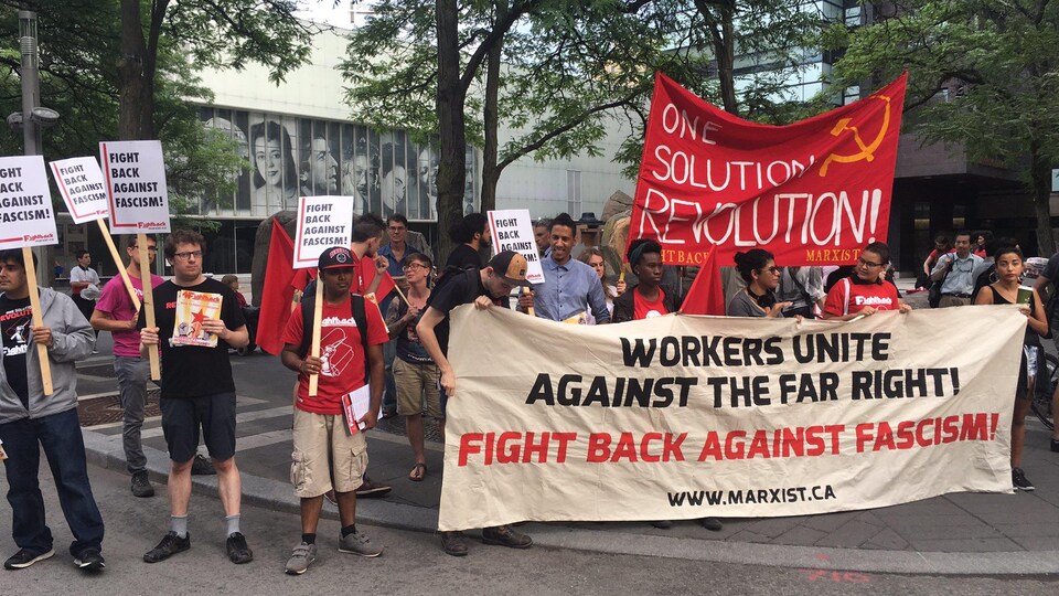 Une cinquantaine de personnes manifestent devant une université ontarienne.