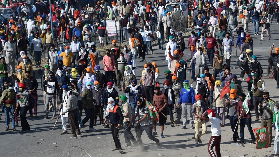Des manifestants rassemblés avant une marche en Inde.