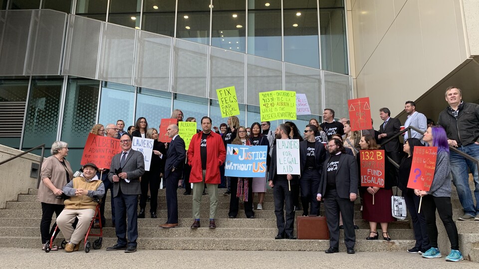 Manifestation d'une cinquantaine d’avocats de la défense de l'Alberta près du Palais de justice, à Edmonton.
