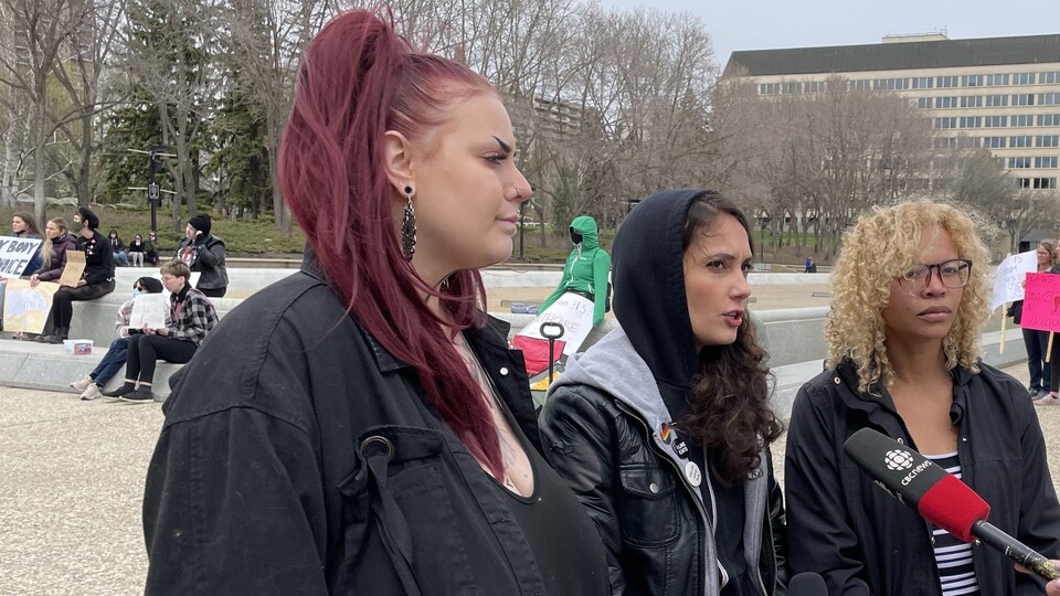 Trois jeunes femmes manifestantes.