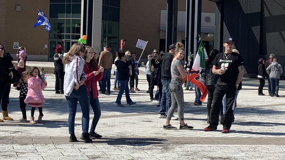Des dizaines de manifestants.
