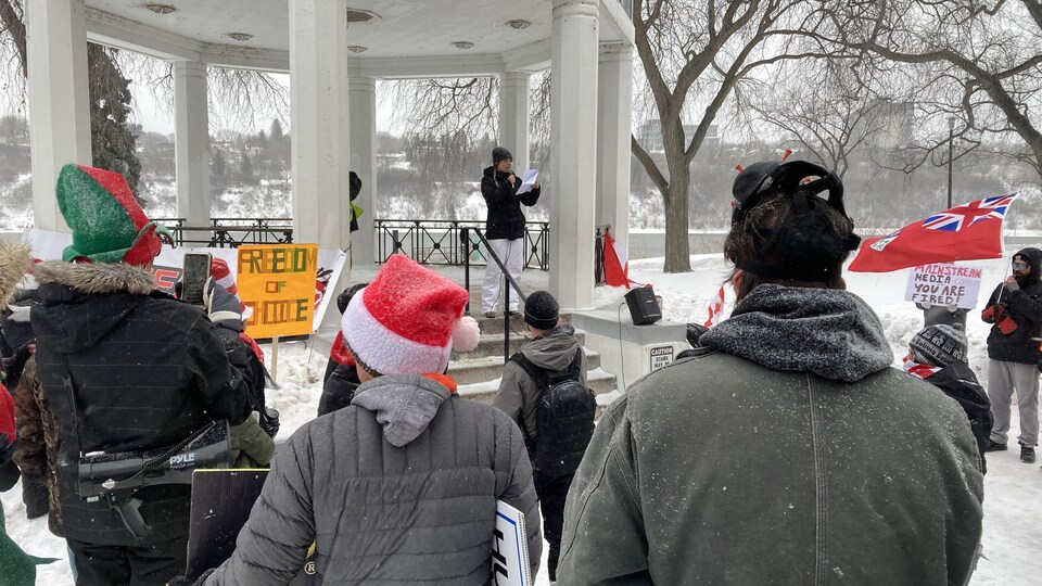 Manifestants écoutant un discours.