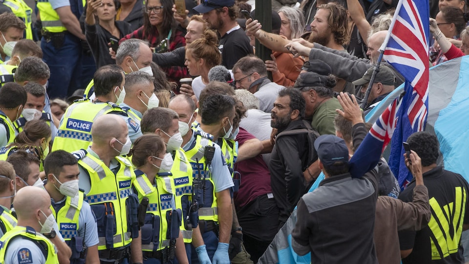 La police arrête des manifestants contre les mesures sanitaires au Parlement à Wellington, en Nouvelle-Zélande.