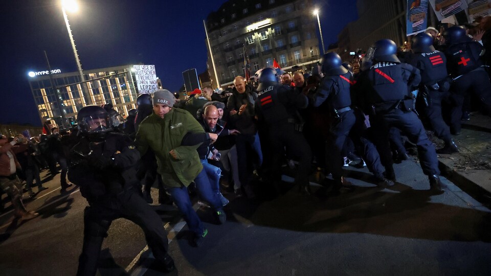 Des manifestants en confrontation avec la police à Leipzig, en Allemagne. 