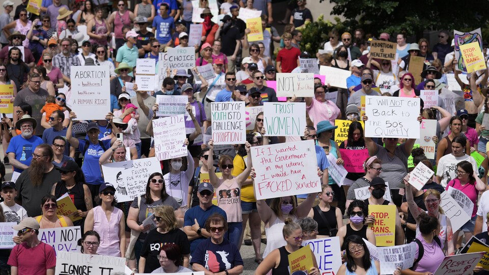 Une foule de manifestants pro-avortement avec des pancartes.