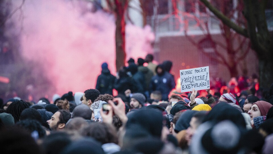 Des gens se sont réunis à Bobigny, au nord de Paris, pour réclamer justice pour Théo, un jeune homme noir qui soutient avoir été violé par un policier.