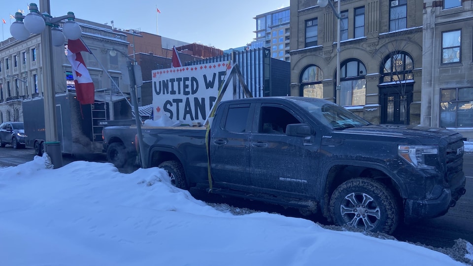 Un camion stationné avec une pancarte « United we stand ».