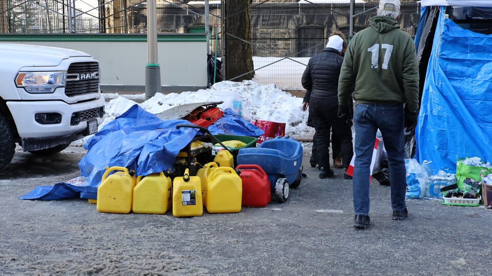 Des jerricanes par terre lors d'une manifestation.