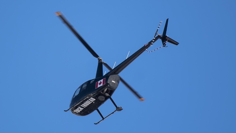 Le message «F... Trudeau» est inscrit sous l'hélicoptère.