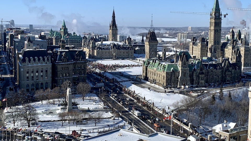 Vue aérienne de la colline du Parlement lors d'une manifestation.