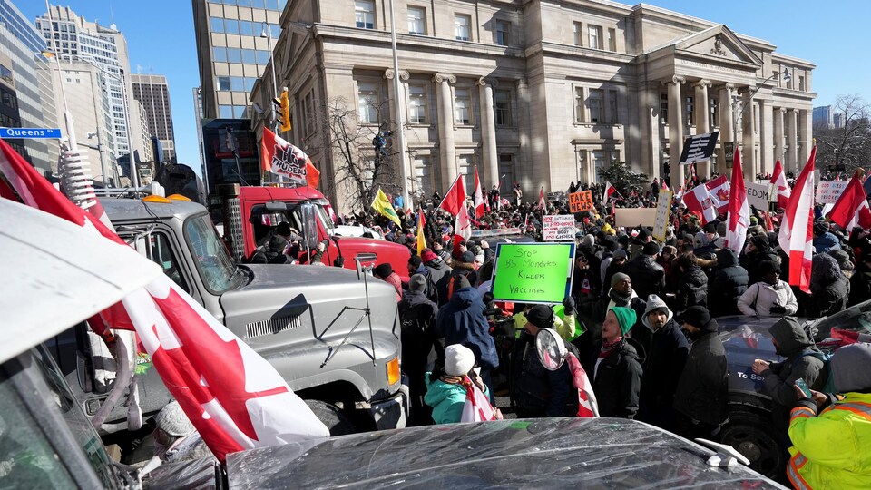 Large foule au centre-ville de Toronto.