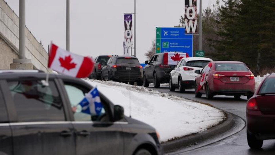 Des voitures dans un chemin menant à l'aéroport d'Ottawa.