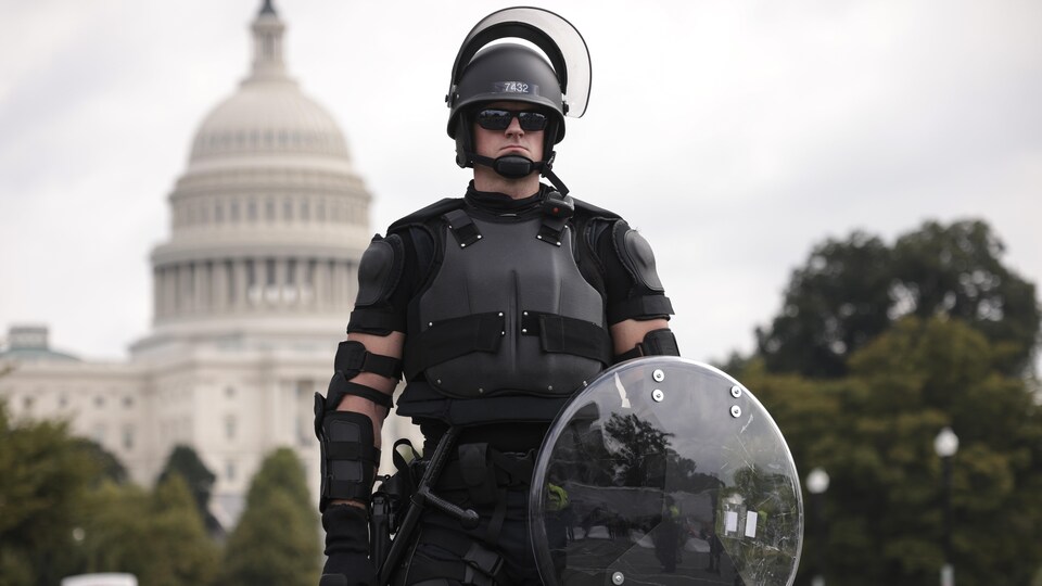 Un policier anti-émeute posté devant le Capitole.
