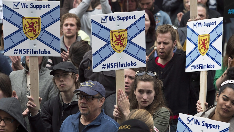 Manifestation de membres de l'industrie du cinéma et de la télévision devant l'Assemblée législative de la Nouvelle-Écosse le 11 mai 2015, à Halifax.