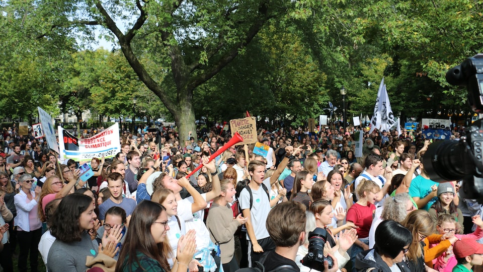 Le parc Champlain bondé de manifestants.