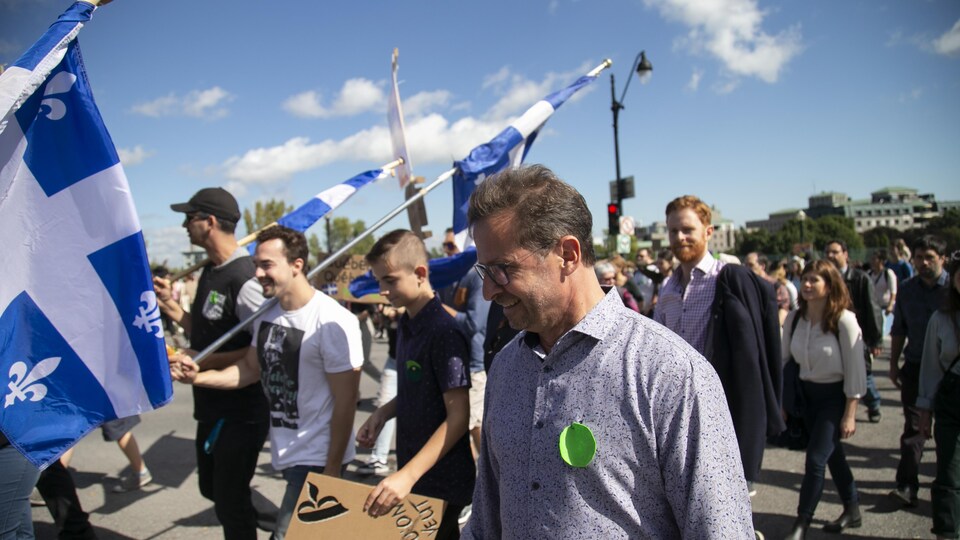 Yves-François Blanchet, chef du Bloc québécois, lors d'une manifestation environnementale à Montréal.