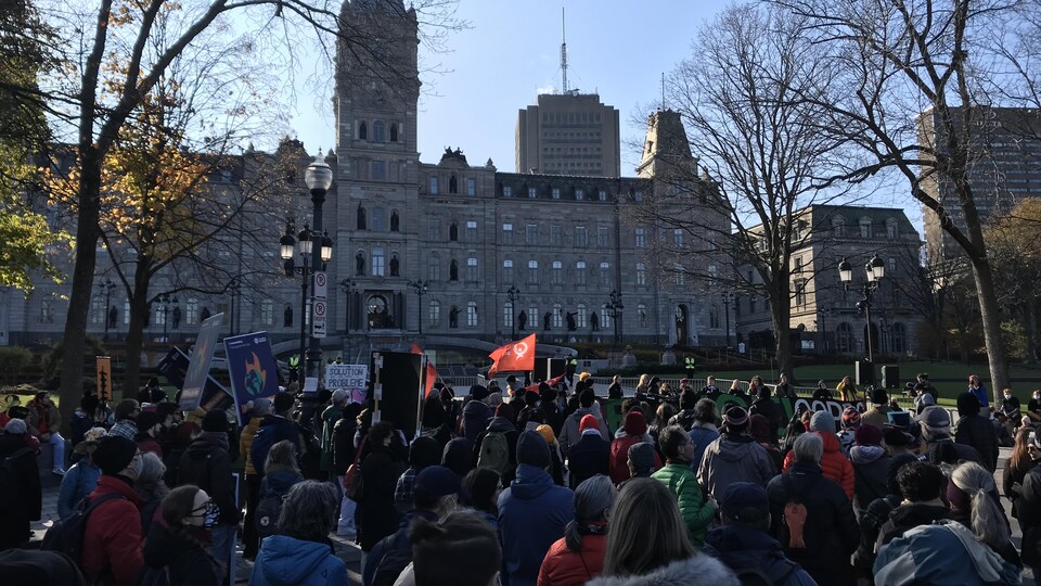 Un parterre de manifestants devant le parlement, à Québec.