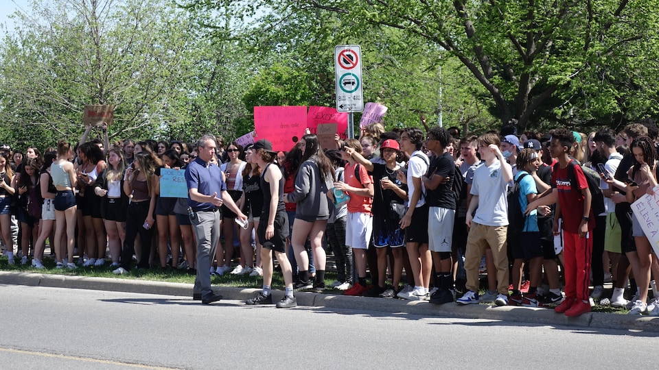 Des élèves ont bruyamment manifesté contre l'application du code vestimentaire, vendredi, à l'École secondaire Béatrice-Desloges.