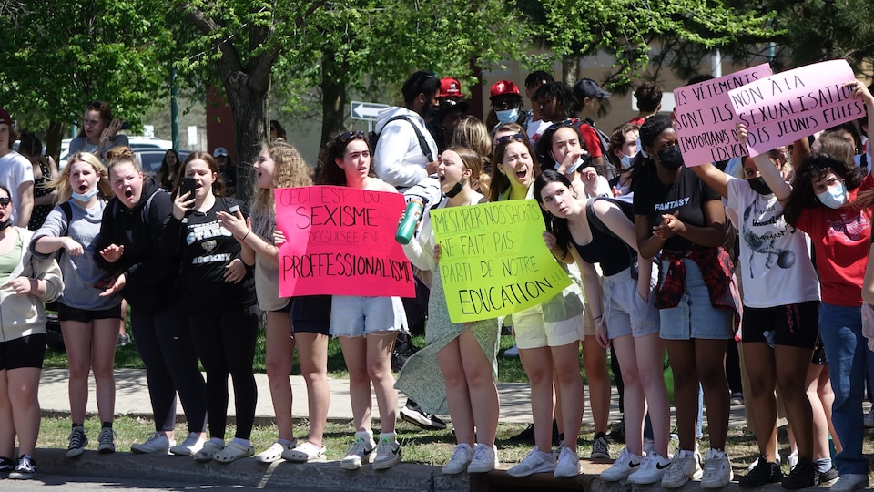 Des élèves manifestent devant l'École secondaire Béatrice-Desloges.