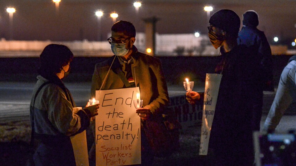 Des militants lors d'une manifestation contre l'exécution de Brandon Bernard à Terre Haute, dans l’Indiana.