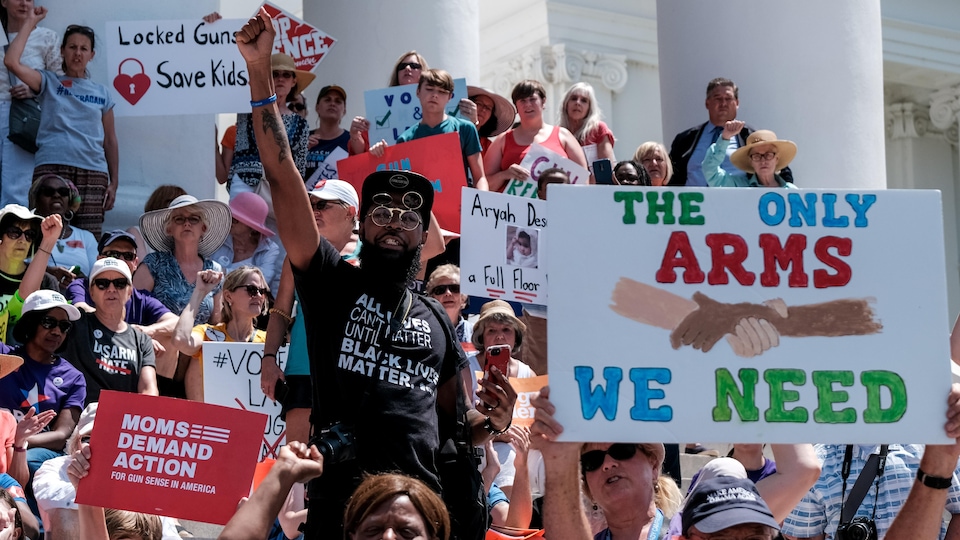 Des manifestants portent des pancartes anti armes en Virginie.