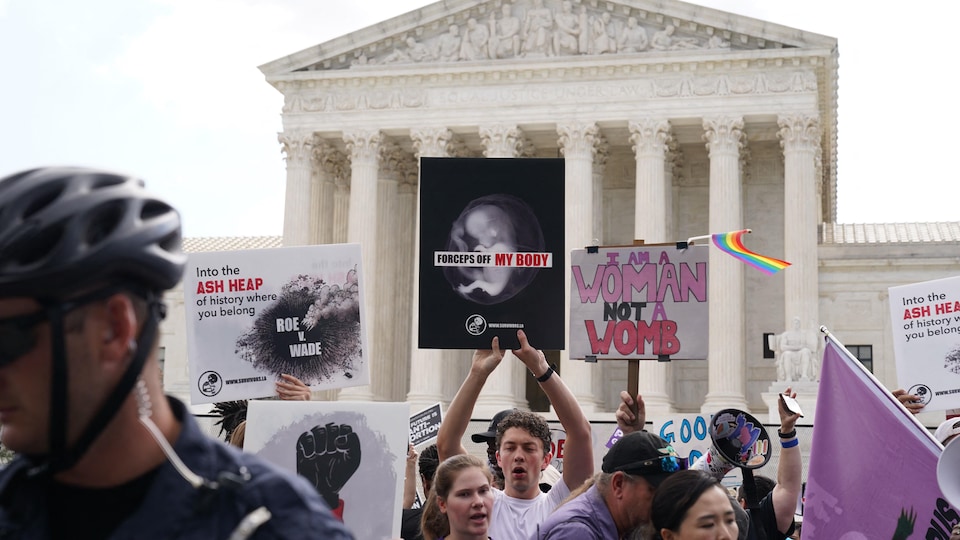 Des manifestants avec des pancartes devant la Cour suprême des États-Unis.