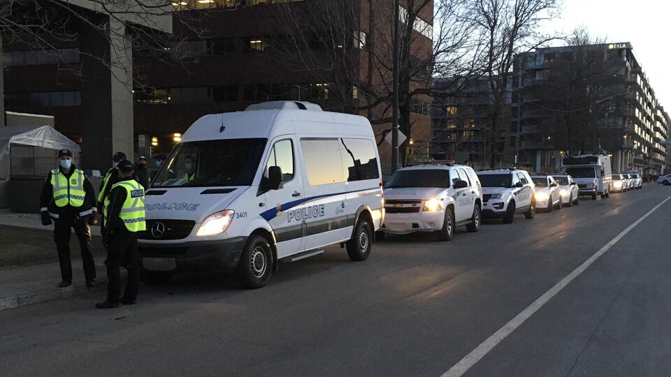 Une file de véhicules de police sur le boulevard Laurier 