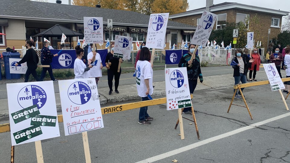 Une dizaine d'éducatrices manifestent devant le CPE Au Jardin de Pierrot de Rouyn-Noranda.