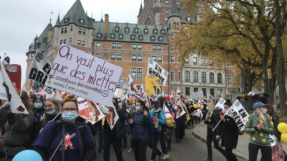 Des employées de CPE ont marché dans les rues de Québec.